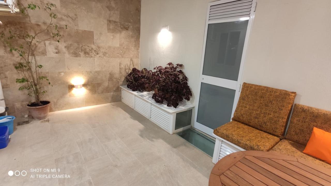 شقة Aquamarine Sea Front - Elevated Ground Floor With Balcony And Yard