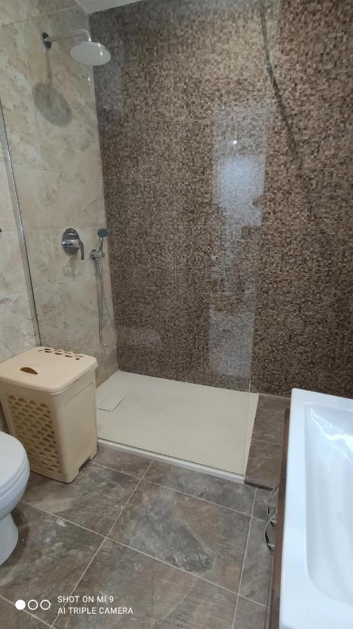 شقة Aquamarine Sea Front - Elevated Ground Floor With Balcony And Yard