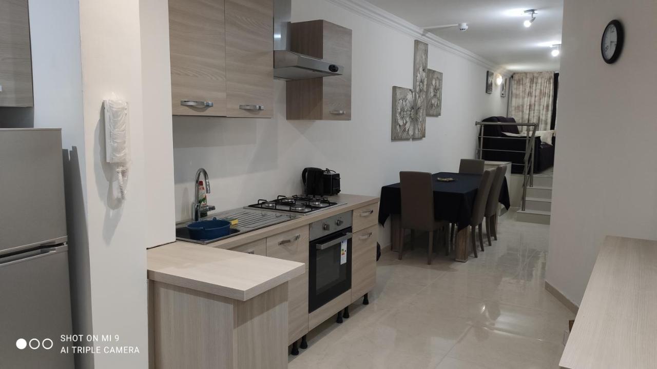 Aquamarine Sea Front - Elevated Ground Floor With Balcony And Yard شقة